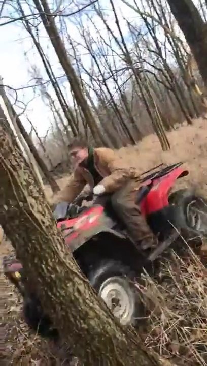 Lui il a eu chaud : énorme gamelle en quad