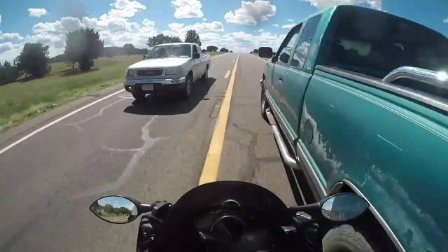 Un motard inconscient se met à accélérer et doubler n'importe comment