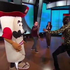 Dünya Şampiyonu boksör, yumruk attığı maskotun çenesini kırdı: İnsan olduğunu bilmiyordum!