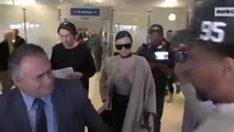 Miranda Kerr llega a la aeropuerto y se hace selfies con fans