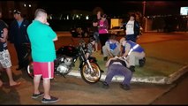 Dois ficam feridos em batida com moto na Avenida Brasil