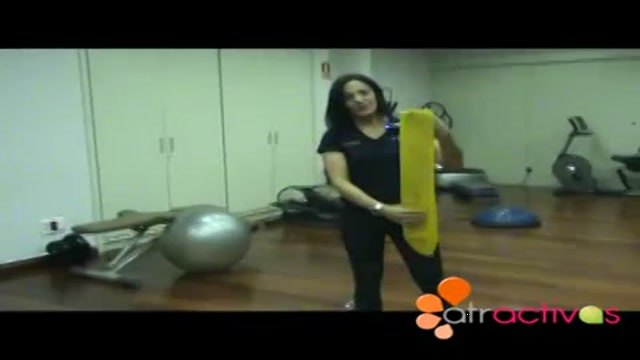 Ejercicios con banda elástica: brazos en cruz