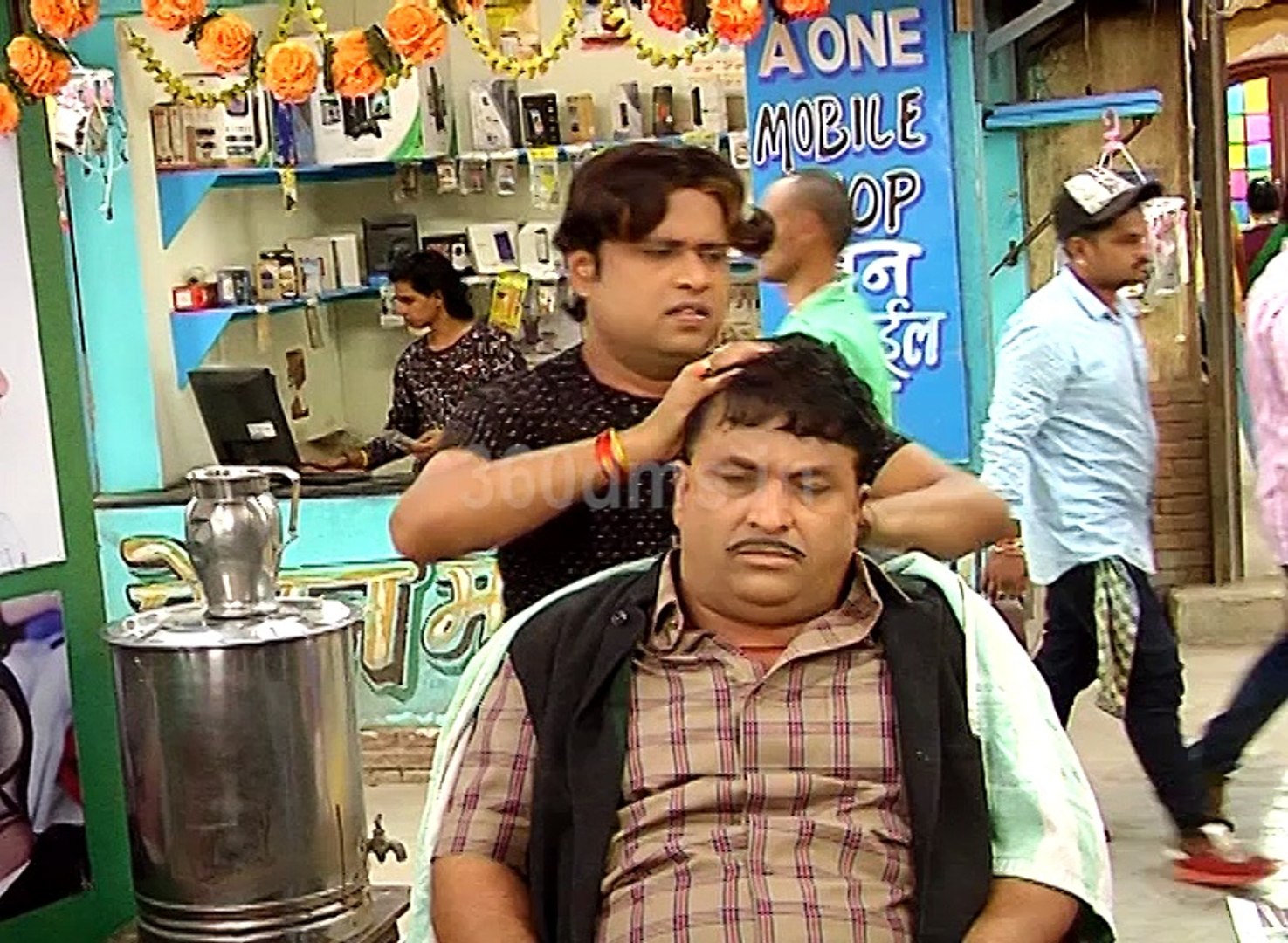 Jijaji Chhat Par Xxx - Jijaji Chhat Par Hai | Watch Murari Bansal Surprise To Local Barber Chhote  - video Dailymotion