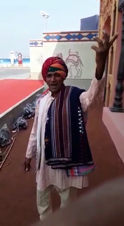 Sabse bada koun? Just everyone having a lovely time listening to the tour guide as he tells stories...