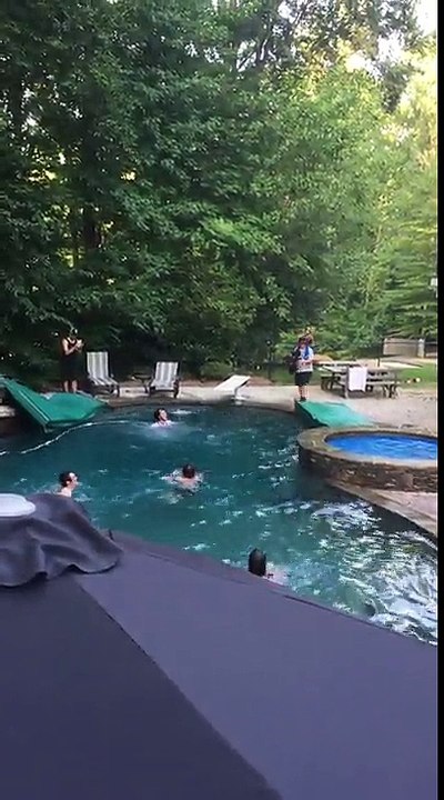 Trevor Jacob skate le toit de la maison de Travis Pastrana et saute dans la piscine