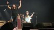 Un enfant joue du Metallica invité par le groupe Foo Fighters en Live
