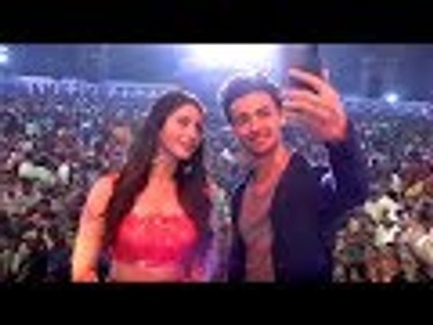 Aayush And Warina Dance With Falguni Pathak At Navratri Event 2018