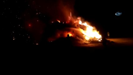 Erzurum’da alev alan ot yüklü kamyondan patlama sesi yükseldi