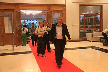 ဖြင့္ပြဲသာ တက္တဲ့ တပ္မေတာ္ေခါင္းေဆာင္မ်ားအေပၚ တိုင္းရင္းသားအဖြဲ႔မ်ား ဘာေျပာလဲ (႐ုုပ္/သံ)