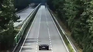 Bir Bugatti'nin motorunu test etmek istiyorsanız, yolu tamamen boşaltmanız gerekir.