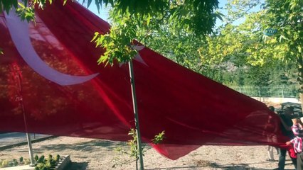 Aksekili hayırseverden köyüne dev Türk Bayrağı