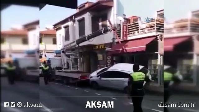 Çekicinin Bursa’nın Mudanya ilçesinde çekicinin üzerine konmak istenen otomobil 2 metreden yere düştü. O anlar bir vatandaş tarafından saniye saniye kaydedildi.halatı koptu, düşen otomobil hasar gördü