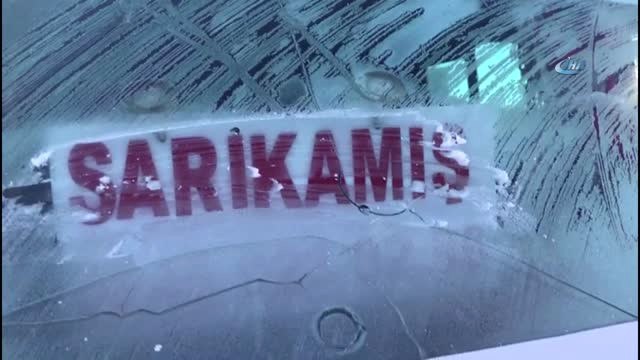 Kars'ta Soğuk Hava Nedeniyle Araçların Camları Buz Tuttu