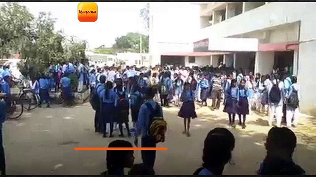 गोरखपुर: फीस बढ़ाने के खिलाफ बेलीपार में छात्र-छात्राओं का हंगामा