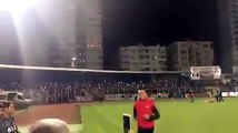 Adana Demirspor taraftarı Müslüm Gürses'in Kaç kadeh kırıldı sarhoş gönlümde şarkısını söylüyor.