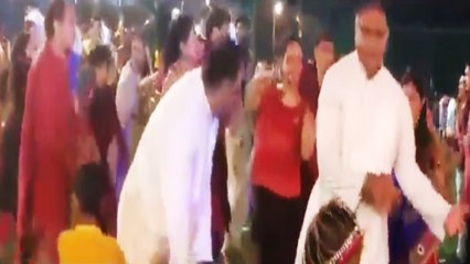 Mumbai Don Bosco Church Father Garba Dance in Navratri, Video Viral | वनइंडिया हिंदी
