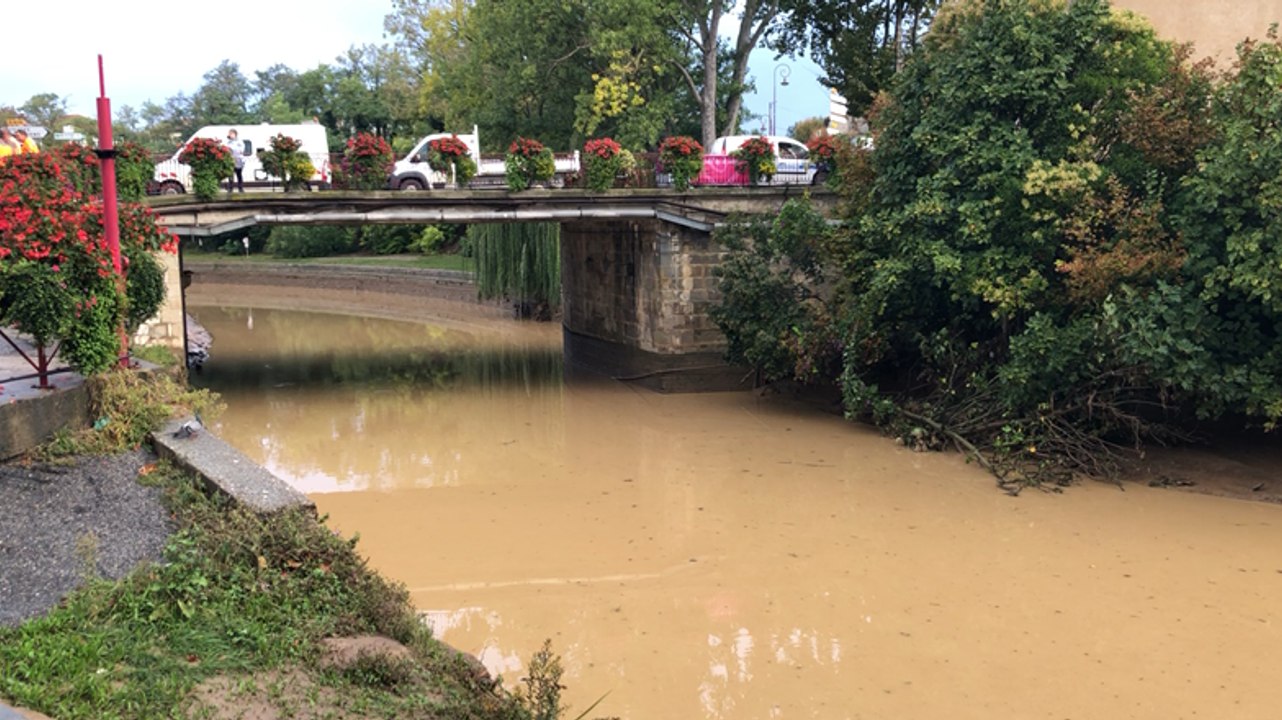 Des péniches sur les quais du canal du midi à Trèbes