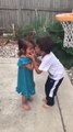 Un garçon réconforte et encourage sa sœur à marquer un panier de basket
