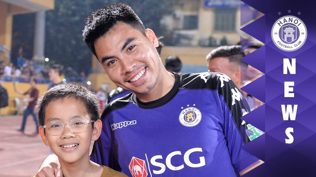 Đức Huy và gia đình chụp ảnh ăn mừng sau chức vô địch của CLB Hà Nội | HANOI FC