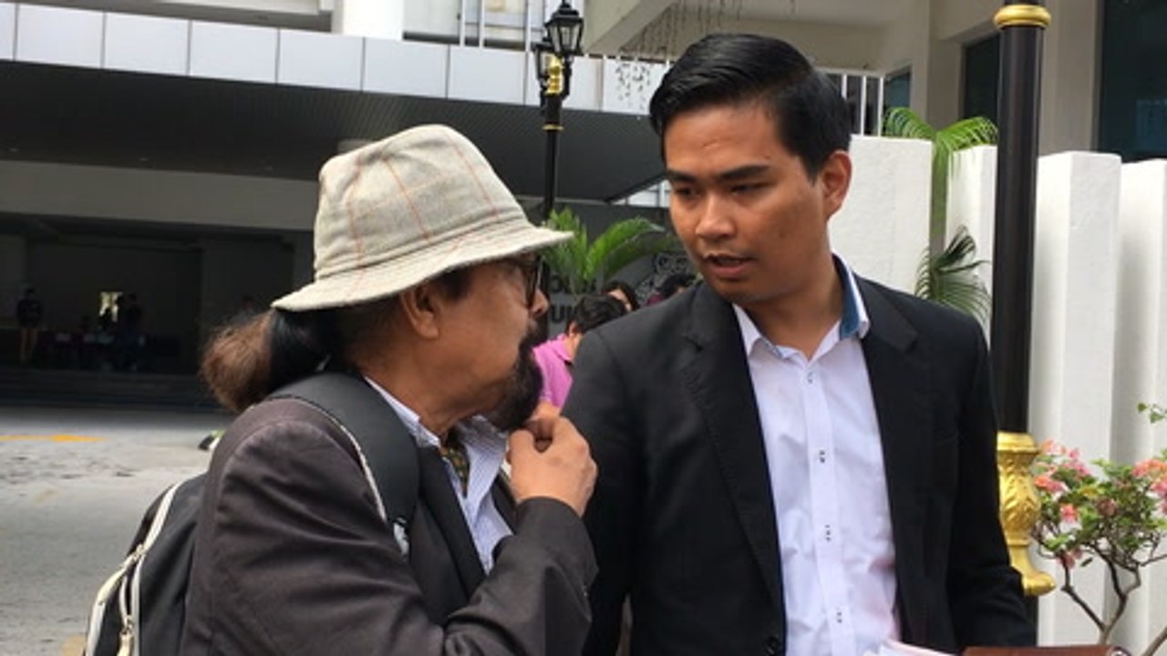 Cops question Hishamuddin Rais over blog post o...