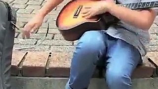 Gitarı çalmayıp yaşayan harika çocuk