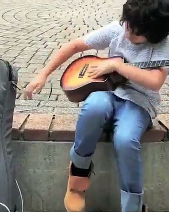 Gitarı çalmayıp yaşayan harika çocuk