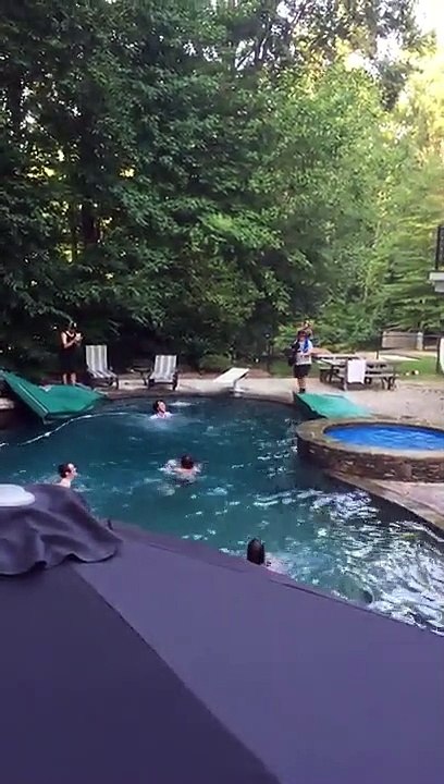 Ce skater fou saute du toit de cette maison directement dans la piscine.