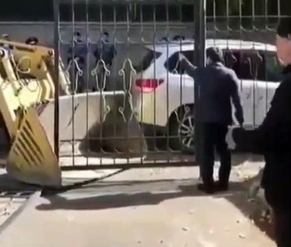 Retirer un portail avec un tractopelle ! c'est une grosse erreur !