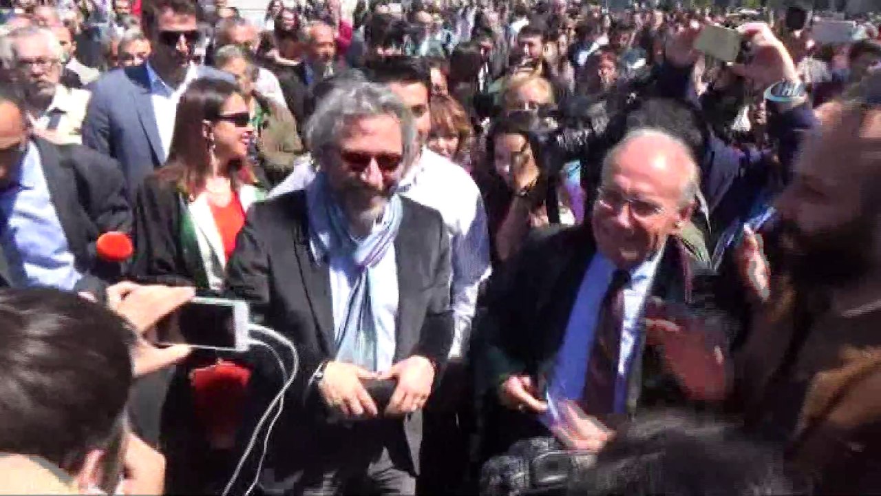 - Cumhuriyet gazetesi davasında Can Dündar ve İlhan Tanır hakkında kırmızı bülten çıkarılmasına karar verildi.