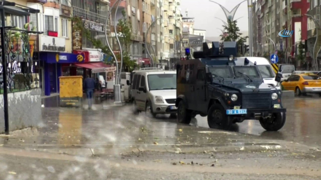 Hakkari’de aniden bastıran sağanak yağış vatandaşlara zor anlar yaşattı