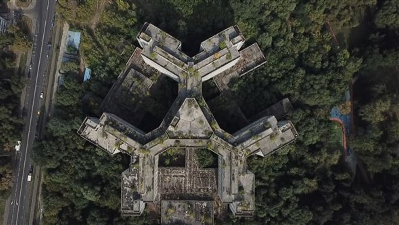 Verlassene bauwerke: das sinkende krankenhaus