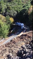 Un camion remorque a un gros souci dans une descente