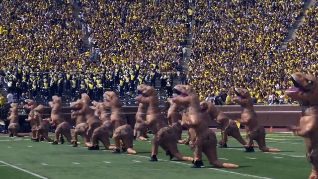 Des T-Rex font le show lors de la mi-temps du match de football Américain dans le Michigan
