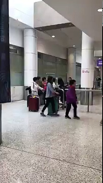 Marco baru sampai di Sydney kemarin, sedang dijemput oleh kakaknya, Audrey.Kakak perempuan itu, walau pun kecil dan imut tetap menjadi pengganti Ibu dan Ayah