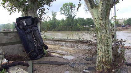 Inondations: des habitants de Trèbes montrent les dégâts