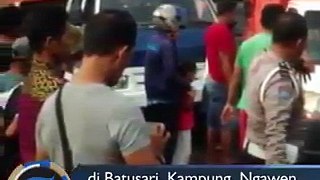 Truk pengangkut warga dan pakan ternak terguling di Jalan Ngawen-Sambeng, tepatnya di Dusun Batusari, Desa Kampung, Kecamatan Ngawen, Gunungkidul, Yogyakarta pa