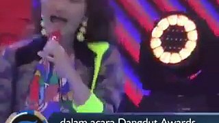 Pedangdut ternama, Siti Badriah (Sibad) berkolaborasi dengan boyband asal Korea Selatan, GTI dalam acara Dangdut Awards 2018 di Studio 5 Emtek, Jakarta Barat, J