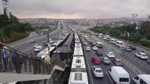 Okmeydanı'nda metrobüs kaza yaptı. Kaza nedeniyle metrelerce uzunluğunda metrobüs kuyruğu oluştu.