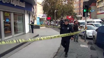Sancaktepe'de bankaya giren maskeli 2 kişi bir miktar para alarak kayıplara karıştı