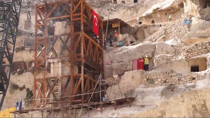 Hasankeyf'te Tarihi Kale Kapısı Bölünerek Taşındı