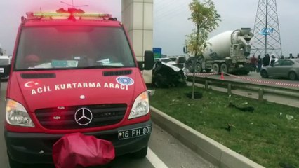 Otomobiliyle üst geçide çarpan sürücü feci şekilde can verdi