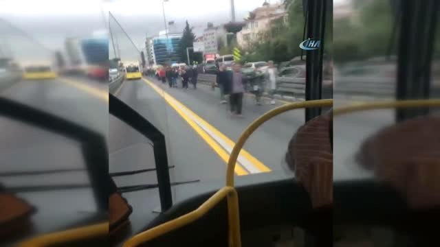 Okmeydanı'nda Metrobüs Kaza Yaptı. Kaza Nedeniyle Metrelerce Uzunluğunda Metrobüs Kuyruğu Oluştu.