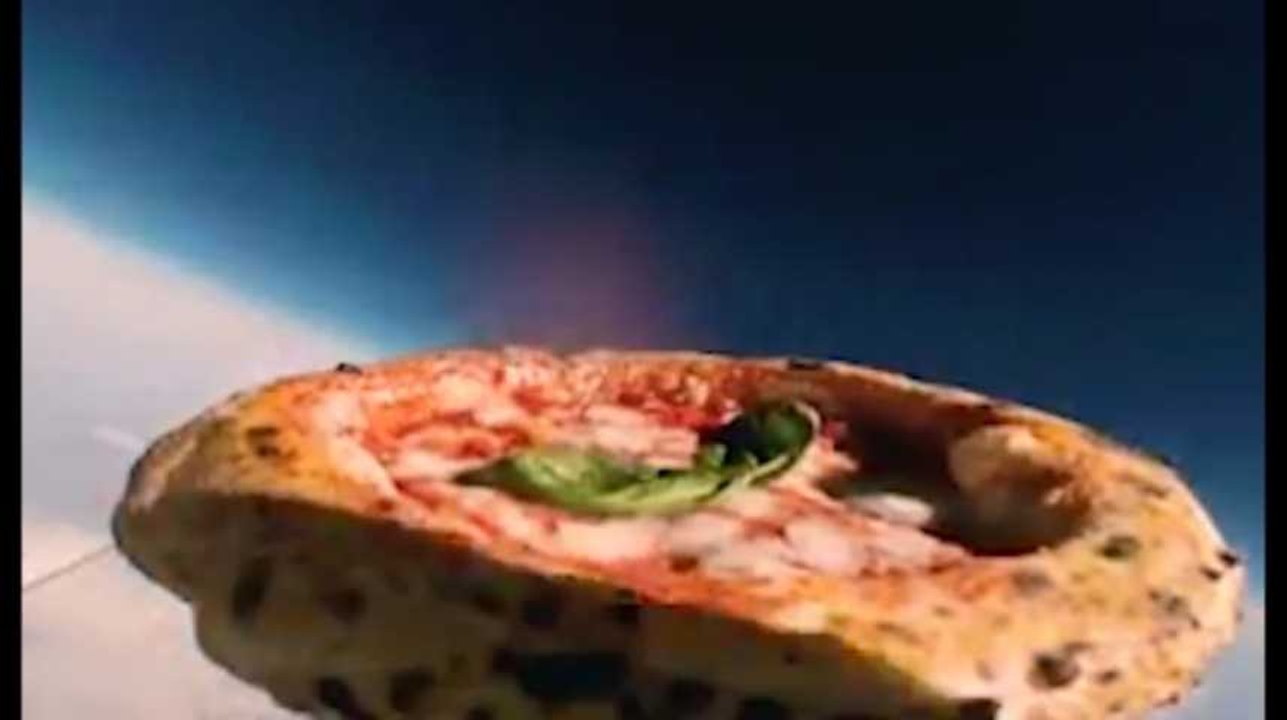 Ils lancent une pizza dans l'espace