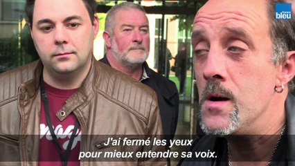 Des fans découvrent l'album posthume de Johnny Hallyday