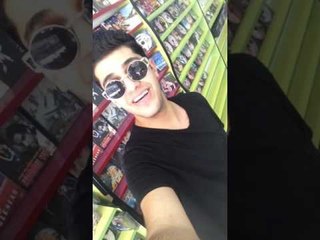 اهداء الفنان علي نجم عرب ايدول الى مؤسسة صلاح دخو تكوين