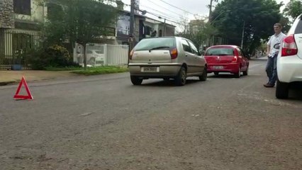 Clio e Palio colidem na Rua Minas Gerais