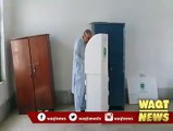صوابی:حلقہ پی کے 44ضمنی الیکشن اسپیکر قومی اسمبلی اسد قیصر نے اپنے آبائی گاوں مرغز میں ووٹ پول کردیاپی کے44کی نشست اسدقیصر نے کامیابی کے بھی چھوڑی دی تھی