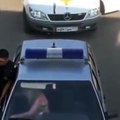 Elle éclate le pare brise d'une voiture de policiers !