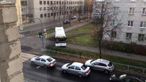 Embouteillages ? Ce bus coupe par le trottoir !