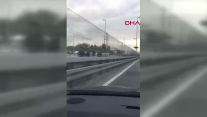 Télécharger la video: İstanbul- Metrobüs Kaza Yaptı; Seferler Durdu -6